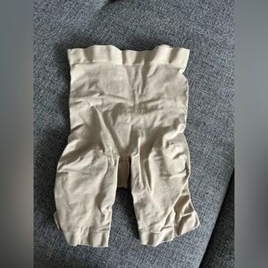 SKIMS Clay above the the knee seamless sculpt shapewear- never worn! Size L